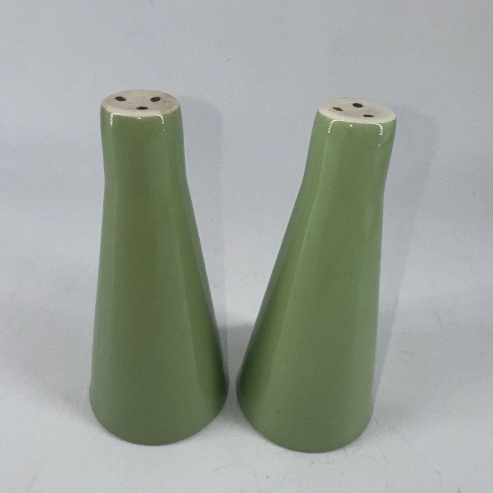 Mid Century Modern Avacado Mint Ceramic Salt & Pepper Shakers Tapered Vintage